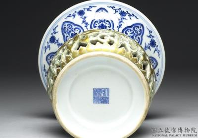 图片[3]-Revolving spittoon vase in yang-ts’ai enamels with double layer openwork 1743 (Ch’ien-lung reign)-China Archive